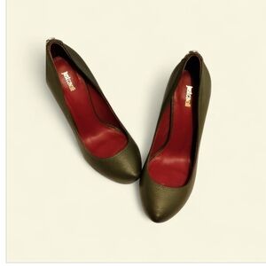 Classic Olive Leather Women’s Pumps with Red Insole